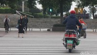 Lagi, mereka merampas hak pejalan kaki di zebra cross.
