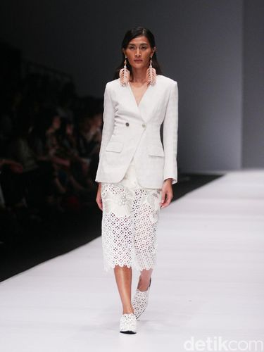 Toton Januar Tampilkan Kain Tradisional Jadi Lebih Urban di JFW 2017