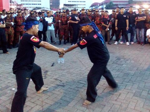 Sambut Anies-Sandi, Pendukung Tampilkan Silat dan Debus