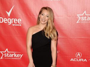 Akibat Sering Tes Corona, Hilary Duff Alami Infeksi Mata
