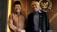 Wakil Ketua DPR Agus Hermanto (kanan) langsung menerima Ketua Komisi Yudisial (KY) Aidul Fitriciada.