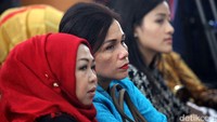 Liestyana Rizal Gusman menghadiri sidang gugatan yang diajukan oleh suaminya.
