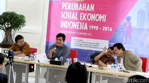 Para pembicara memaparkan pendapatnya terkait perubahan sosial-ekonomi pasca reformasi hingga saat ini di Megawati Institute, Jakarta, Selasa (25/10/2016).  Hadir Guru Besar IPB Prof. Dr Didin S Damanhuri, pengamat politik Unair Airlangga Pribadi, Ph.D dan pengajar  Binus Don K Marut.