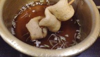 Odeng atau fish cake punya tekstur lembut dan rasa gurih. Makin nikmat jika setelahnya menyeruput kuah gurih ringan yang tergenang di bawahnya. Hangat menyegarkan!