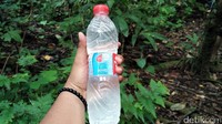 Air Kalibiru ini suhunya bisa sangat dingin. Jika traveler bawa botol air mineral plastik bekas, kemudian diisi oleh air dari Kalibiru, maka rasanya air tersebut seperti baru keluar dari kulkas (Wahyu Setyo Widodo/detikcom)