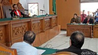 Hakim I Wayan Karya memberikan pertanyaan kepada kuasa hukum Irman Gusman.