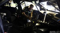 Mekanik menyeting mobil yang akan bertanding di Castrol V8 Supercars Gold Coast 600.