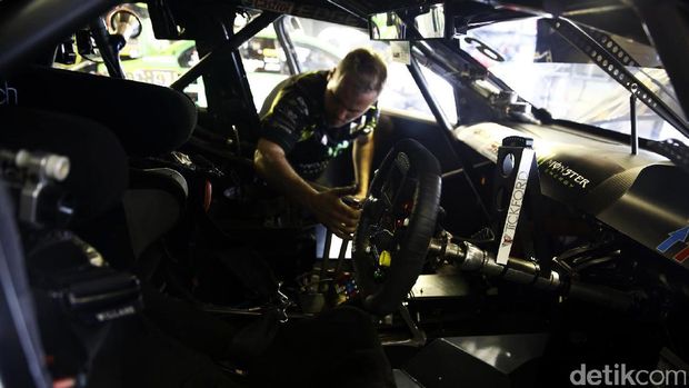 Di Balik Hingar Bingar Balapan V8 Supercars