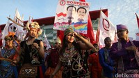 Mereka akan menari dengan menggunakan kemeja kotak-kotak serta pakaian adat dari berbagai suku dan adat di Indonesia.