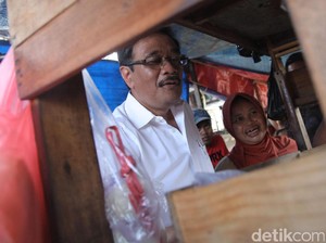 Dihujani Batu, Djarot: Kita Harus Kuat-kuatan Sadarkan PKL Tak Tertib