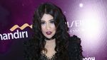 Penampilan Gothic Indah Dewi Pertiwi Berambut Keriting, Yay or Nay?
