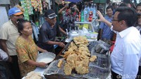 Tolong itu didalami orangnya siapa. Kalau seperti itu (menerima suap) harus ditindak. Kalau betul (ada orang yang disuap), harus diproses dan ditindak, kata Djarot.