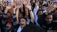 Tampak sekitar ratusan pendukung sudah memenuhi lapangan JIExpo Kemayoran. Beberapa atribut bendera pun berkibar saat menyambut Agus-Sylvi.