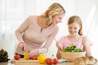 Ini Kata Psikolog Soal Manfaat Mengajak Anak Memasak Bersama
