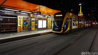 Penampakan trem translink dimalam hari.