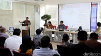Diskusi ini dilatari oleh perubahan sosial ekonomi dalam beberapa dekade terakhir.