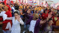 Ada sekitar lebih dari 100 relawan yang akan melakukan aksi tarian bersama-sama tersebut.