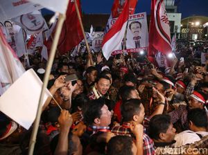 Kembalinya Salam Dua Jari, dari Panggung Pilpres 2014 ke Pilgub DKI