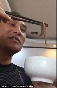Hii...! Pria Asal Canton Ini Menyantap Lintah Hidup-hidup
