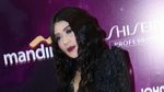Penampilan Gothic Indah Dewi Pertiwi Berambut Keriting, Yay or Nay?