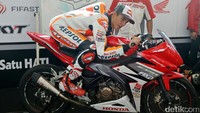 Marquez memberikan tips soal cara berkendara di atas lintasan balap kepada pebalap muda Astra Honda Racing School (AHRS), Selasa (25/10/2016).