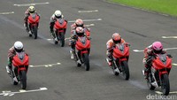 Marquez dan 16 pebalap muda Astra Honda Racing School (AHRS) menggeber CBR sirkuit Sentul, Jawa Barat.