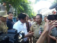  Wagub DKI Jakarta Djarot Saiful Hidayat melihat proses penertiban PKL di sekitar Stasiun Kota, Selasa (25/10/2016)