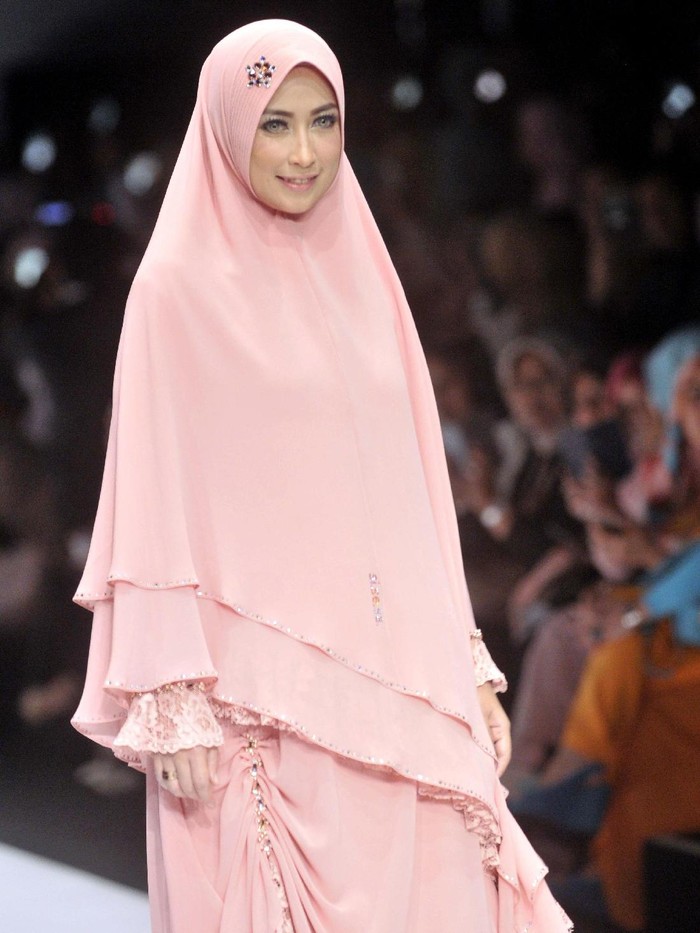 Fashion Show Si.Se.Sa Risty Tagor, Adelia Pasha, Arzetti Bilbina hingga Annisa Trihapsari di Jakarta Fashion Week 2016