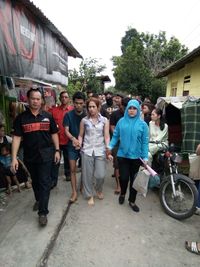 Polisi membawa orang yang diduga terkait dengan kepemilikan narkoba dalam penggerebekan di Medan, Selasa (25/10/2016)