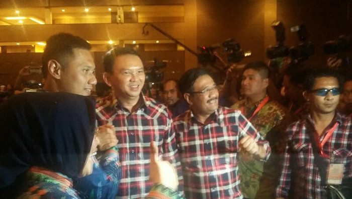 Senyum Agus Yudhoyono dan Ahok Saat Bersalaman di Pengundian Nomor Urut