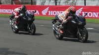 Marquez mengendarai motor berkelir hitam sebanyak tujuh kali putaran.