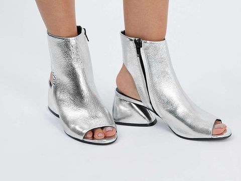 <i>Editor's Choice</i>: <i>Ankle Boots</i> Silver Diramalkan Akan Tren, Ini 5 Opsinya