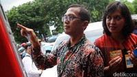 (Ki-ka) VP Digital Banking Bank Mandiri Nandan Sandaya dan GM Electronic Banking BNI Diyah Permata Widiastuti menjajal mesin terminal pembayaran elektronik.