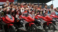 Marquez foto bersama 16 pebalap muda AHRS.