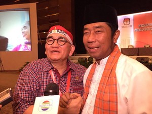 Jabat Erat Lulung dan Ruhut di Pengundian Nomor Urut Pilgub DKI