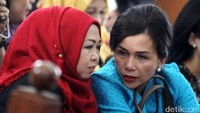 Liestyana Rizal Gusman berbincang dengan kerabatnya di sela-sela sidang praperadilan Irman Gusman.