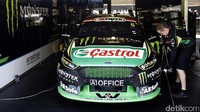 Mekanik mengecek ban mobil peserta Castrol V8 Supercars Gold Coast 600.