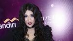 Penampilan Gothic Indah Dewi Pertiwi Berambut Keriting, Yay or Nay?