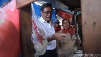 Wagub Djarot saat berbincang dengan seorang pedagang.
