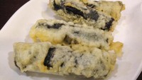 Gimari terbuat dari glass noodle (dangmyeon) yang diberi cincangan wortel kemudian digulung dengan lembaran rumput laut. Terakhir, gulungan ini dicelupkan dalam adonan tepung dan digoreng garing. Renyah enak! Padanan pas untuk tteokbokki.