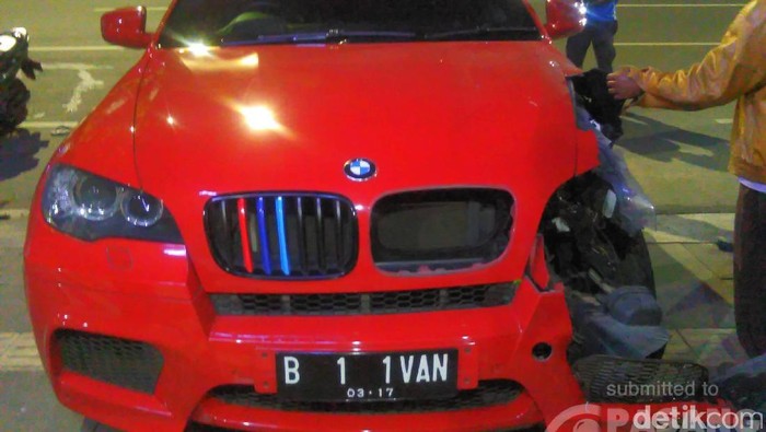 Sebelum Tabrak Tukang Parkir, Mobil BMW Terlihat Melaju dengan Oleng