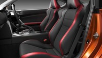 Penambahan beberapa switch fungsional pada setir, dan serta desain panel instrumen yang aerodinamis membuat pengemudi lebih terhubung dan makin menyatu dengan mobil. Ist/Toyota.