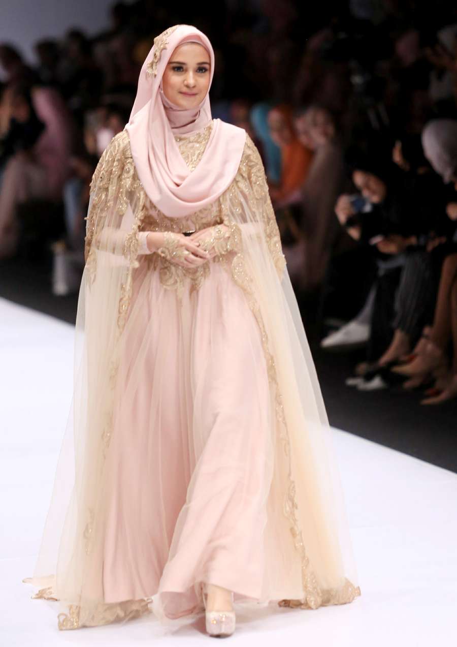 Lenggak-lenggok Risty Tangor hingga Shireen Sungkar di JFW 