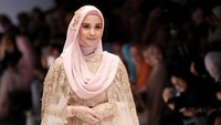 Ia terlihat seperti seorang putri dengan busana muslim rancangan Qanita Gholib. Pool/Palevi S/detikFoto.