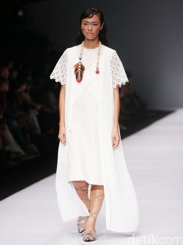 Toton Januar Tampilkan Kain Tradisional Jadi Lebih Urban di JFW 2017