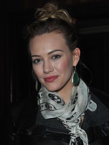 Tips Berpakaian untuk Wanita Pendek dari Hillary Duff