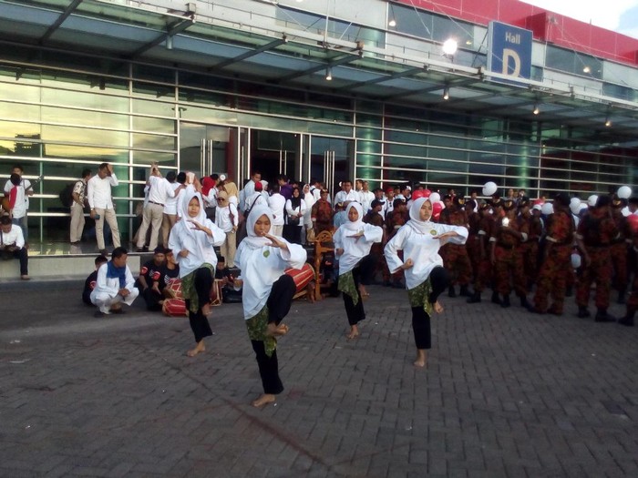 Sambut Anies-Sandi, Pendukung Tampilkan Silat dan Debus