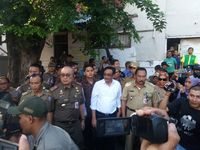  Wagub DKI Jakarta Djarot Saiful Hidayat melihat proses penertiban PKL di sekitar Stasiun Kota, Selasa (25/10/2016)