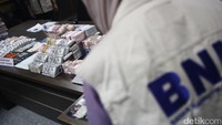 Pony Tjandra merupakan terpidana penyelundupan sabu dan ekstasi yang sudah divonis 20 tahun hingga tingkat kasasi.