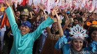 Flashmob tersebut dilakukan oleh relawan Teman Ahok yang berasal dari kalangan anak muda.